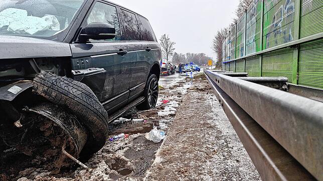 Ein Range Rover ist am Mittwochmittag auf der B 31 bei Friedrichshafen von der Fahrbahn abgekommen.