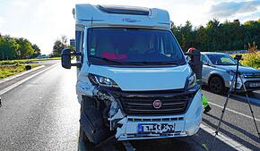Zusammenstoß mit Folgen auf der B31: Ein beschädigtes Wohnmobil am Dienstagnachmittag bei Immenstaad.
