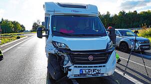 Zusammenstoß mit Folgen auf der B31: Ein beschädigtes Wohnmobil am Dienstagnachmittag bei Immenstaad.