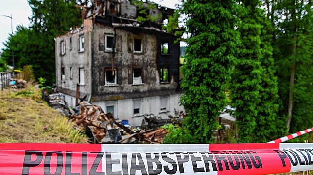 Ein Haus an der Bundesstraße, nahe der Lidl-Filiale in St. Georgen, stand am 28. Juli in Flammen. Übrig geblieben ist diese Ruine. 14 ...