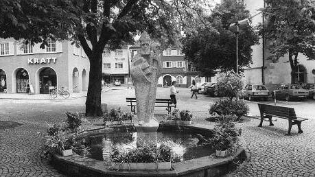 Ein Panoramabild des Ratoldusbrunnens vom 3. September 1988 vor der Umgestaltung des Marktplatzes. Später kam der heutige Brunnen mit ...