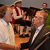 Bürgermeister Robert Scherer (rechts) dankte Jürgen Ritter zum Abschied für dessen langjährige Arbeit, die perfekt den Anforderungen an ...