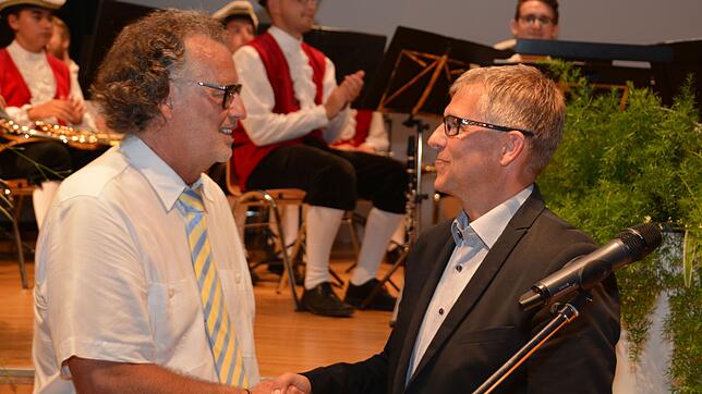 Bürgermeister Robert Scherer (rechts) dankte Jürgen Ritter zum Abschied für dessen langjährige Arbeit, die perfekt den Anforderungen an ...
