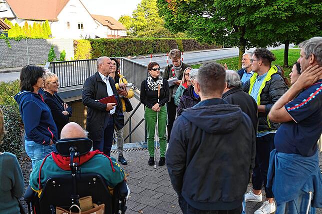 Rege diskutiert wurden bei den Verkehrsbegehungen im Rahmen des Fußverkehrs-Checks die besonderen Verhältnisse für Fußgänger, ...