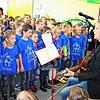 Sonja Fahlenbock, die Leiterin der Grundschule Beuren, leitete die Feier zum 20-jährigen Bestehen mit dem Schulchor ein.