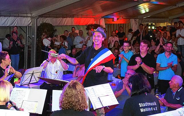 Gut dirigiert: Bockgewinner Christian Wässerle hat die Ehre, beim Waldshuter Junggesellenmarsch die Stadtmusik Waldshut zu dirigieren.