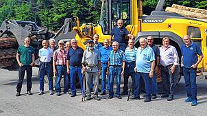 Die Senioren der Feuerwehr Küssaberg stellen sich bei ihrem Besuch im Sägewerk Braun in Birkendorf zum Gruppenbild auf. Foto: ...