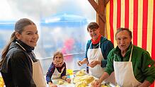 Ein fester Bestandteil des Herbstfestes ist der Stand der Feuerwehr Hubertshofen in der Nähe des Ratshausplatzes. Hier gibt es frisch ...