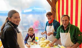 Ein fester Bestandteil des Herbstfestes ist der Stand der Feuerwehr Hubertshofen in der Nähe des Ratshausplatzes. Hier gibt es frisch ...
