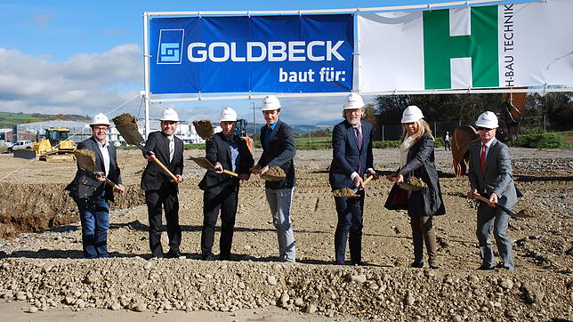 Das Unternehmen H-Bau Technik investiert in eine neue Produktions- und Lagerhalle. Beim offiziellen Spatenstich (von links): Klaus ...