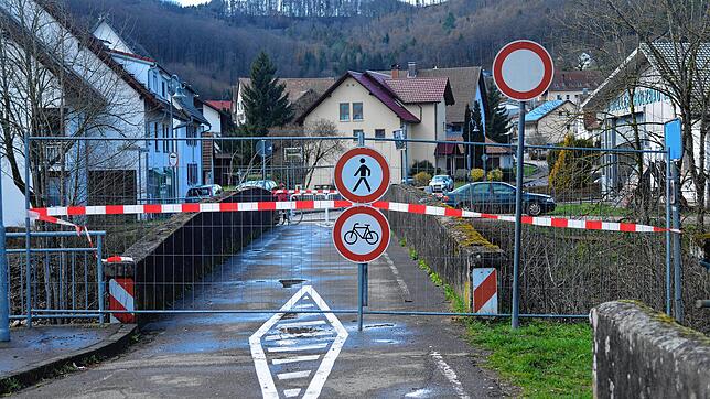 Die seit 2008 für den Fahrzeugverkehr gesperrte Schlüchtbrücke in der Pater-Jordan-Straße wurde jetzt auch für den Fußgänger- und ...