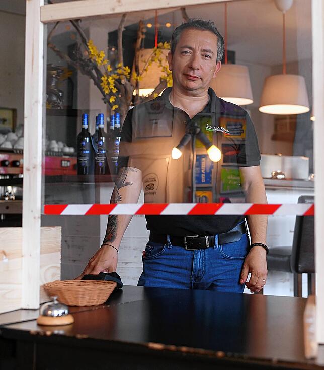 Enzo Sticca, Restaurant &bdquo;La Taverna&ldquo;, an der Ausgabestelle für Speisen, die abgeholt werden.