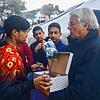 Claus Kittsteiner übergibt Hilfsgüter an einen Flüchtling auf Lesbos.