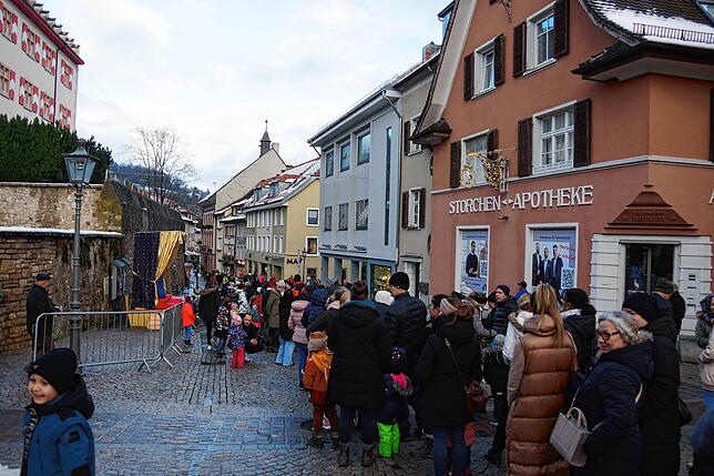 Bild 5: Besuch des Nikolauses in Tiengen sorgt für viele strahlende Kinderaugen