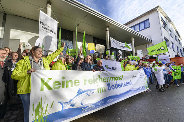 Protestnote zum Abschied: Teilnehmer der Naturschutztage verabschieden Ministerpräsident Winfried Kretschmann mit Plakaten gegen ...