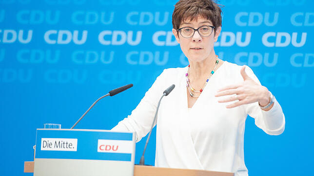 Sucht den Dialog mit der Basis: Annegret Kramp-Karrenbauer, hier in der Parteizentrale in Berlin. Foto: Christophe Gateau/dpa