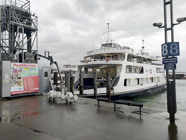 Das Fährschiff „Romanshorn“ der Schweizerischen Bodensee-Schiffahrtsgesellschaft (SBS) im Hafen von Friedrichshafen.