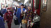 Die Poppele-Zunft fährt mit dem Sonderzug zum VSAN-Narrentreffen nach Bad Cannstatt.