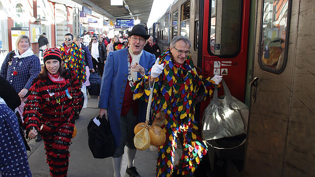 Die Poppele-Zunft fährt mit dem Sonderzug zum VSAN-Narrentreffen nach Bad Cannstatt.