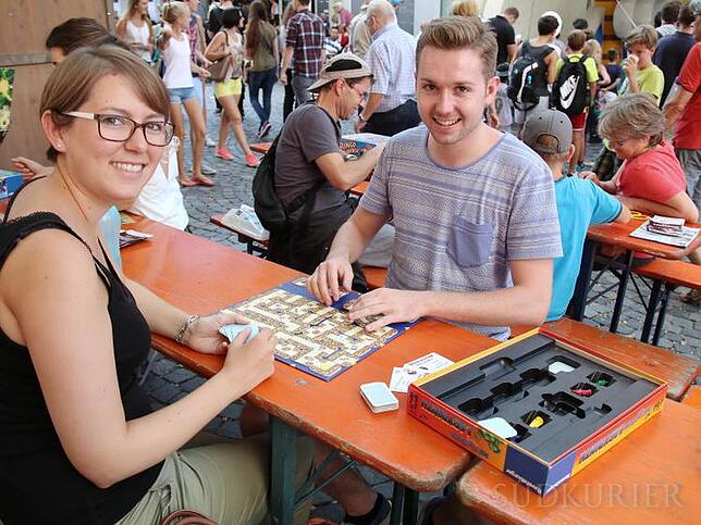 Sarah Seidenspinner und Robert Schön bei einer Partie "Das verrückte Labyrinth".