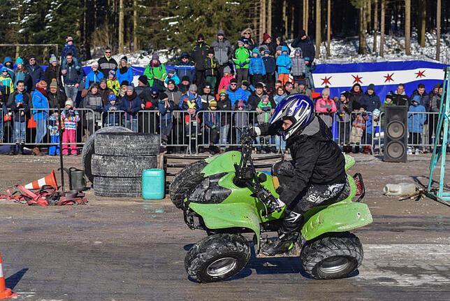 Der zehnjährige Stuntman Joey kann mit seinem Quad auch auf zwei Rädern fahren.