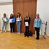 Christine Strobel (ganz links), Kathrin Ehmann-Merker (Zweite von rechts) und Robert Auer überreichten Lina Keller, Anna Biller, Franca ...