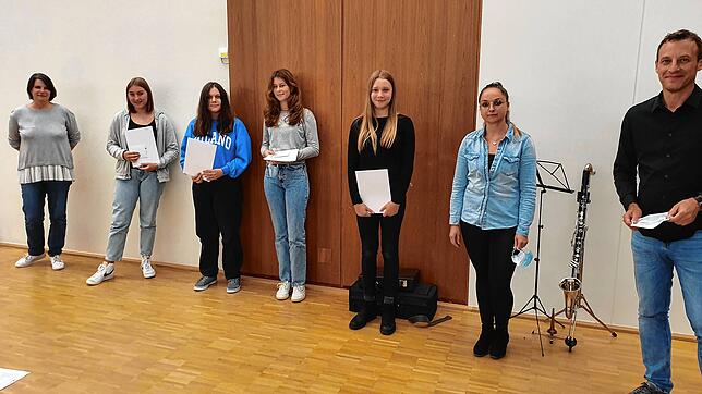 Christine Strobel (ganz links), Kathrin Ehmann-Merker (Zweite von rechts) und Robert Auer überreichten Lina Keller, Anna Biller, Franca ...