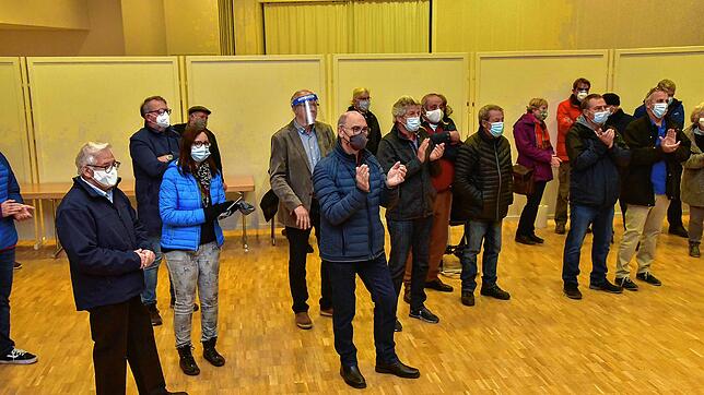 Die Befürworter applaudieren bei der Bekanntgabe des Ergebnisses des Bürgerentscheids.