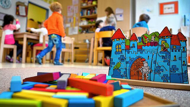Spielzeug liegt in einer Kindertagesstätte auf dem Boden.