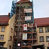 Wegen notwendiger Sanierungsmaßnahmen umgibt derzeit ein Gerüstturm das Bräunlinger Mühlentor. Bild: Guy Simon