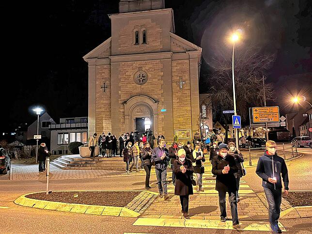 Im Anschluss zogen alle Menschen mit Friedenslichtern zu einer Mahnwache vor die Katholische St. Oswaldkirche.
