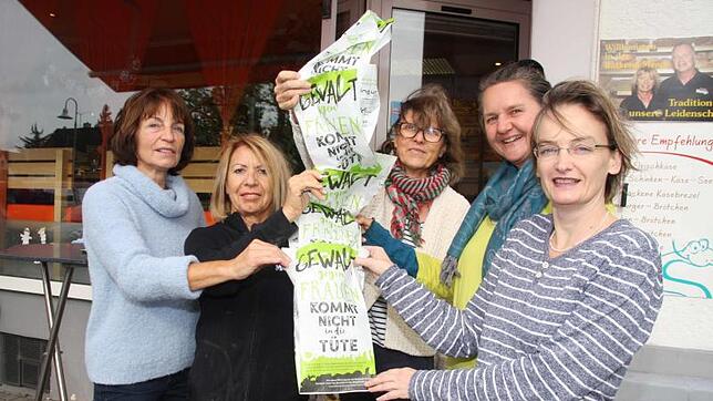 Gewalt gegen Frauen kommt nicht in die Tüte: Barbara Menge (2. v. li.) von der Bäckerei unterstützt den Verein Frauen helfen Frauen in ...