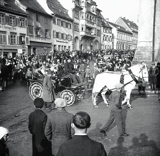 Mitglieder des Narrengerichts in der Kutsche bei dem Gebäude, das heute das Alte Forstamt heißt.