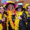 Die Weiberfasnacht ist bunt. Gleiche Farbe &ndash; gleiche Gruppe.