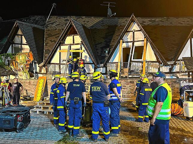 Rettungskräfte des THW sind bei dem Hotel im Einsatz.
