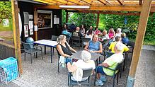 Der Kiosk am Spieleland in Tennenbronn lädt vor allem in den Abendstunden zum gemütlichen Beisammensein ein. Foto: Stephan Hübner