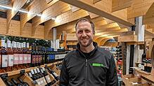 Sebastian Lauinger im Hauptgeschäft von Wein Riegger.
