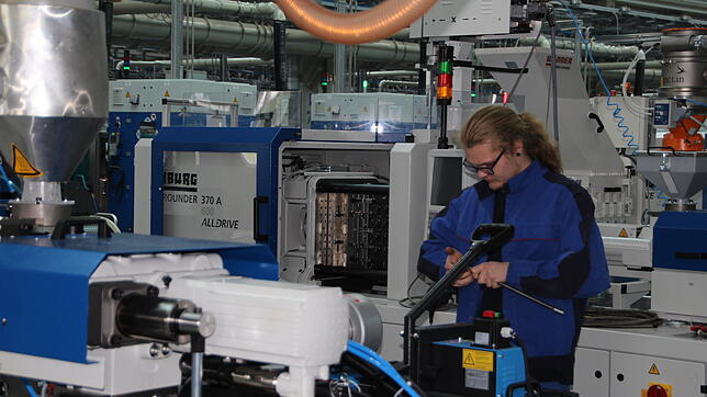Ein Mitarbeiter von IMS Gear in der Spritzguss-Abteilung im neuen Gebäude im Villinger Gewerbegebiet Salzgrube. Kurzarbeit ist hier kein ...