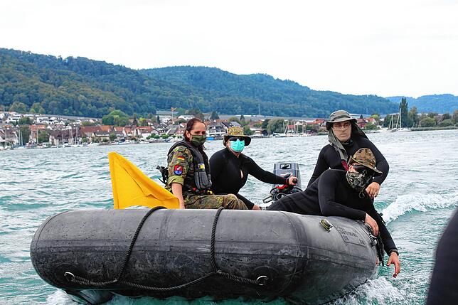 Bei der Vorübung trainieren die Bootsführer, damit sie später bei der Wasserlandung der Fallschirmspringer genau an der richtigen Stelle ...