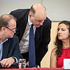 Die frisch gewählte Vorsitzede Vera Kosova (r) spricht vor Beginn einer Pressekonferenz bei der Gründungsveranstaltung der jüdischen ...