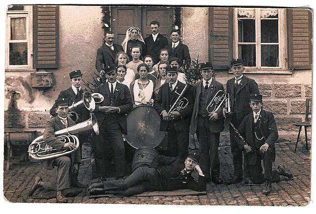An der Hochzeit von Theresia Rohrer und Eugen Hensler im Jahr 1924 im Gasthaus Rössle in Fürstenberg hatte die Musikkapelle Fürstenberg ...
