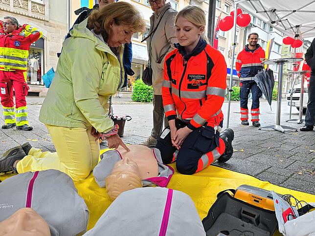Renate Rosenstingl prüft unter den Augen von Franziska Henkies vorab am Dummy, wo sie gleich für die Reanimation drücken wird.
