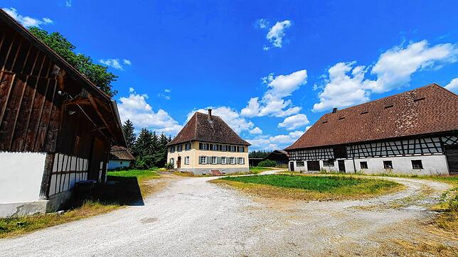 Der Mooshof an der B34-Abzweigung Richtung Wahlwies.