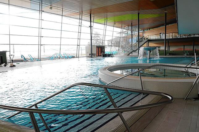 In der Therme kann man im kalten und warmen Wasser die Seele baumeln lassen oder in der Sauna entspannen.