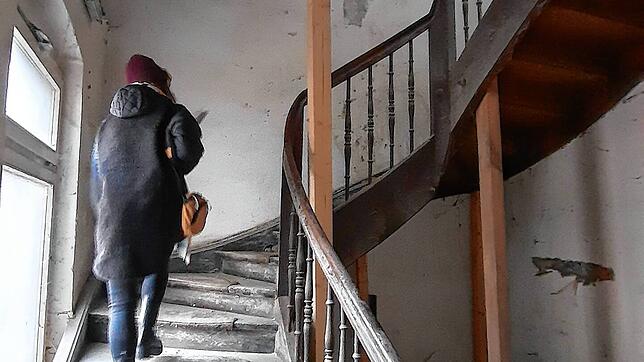 Die alte Treppe steht noch. In der Mitte war früher mal ein schmaler Aufzug.