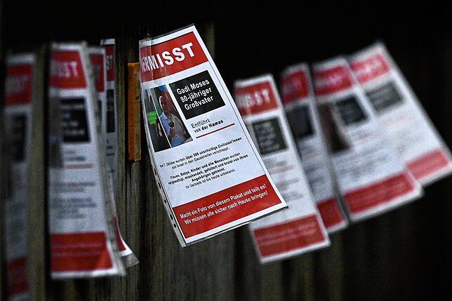 Plakate mit Bildern von verschleppten Geiseln hängen in Berlin &ndash; auf ihnen ist auch Gadi Moses zu sehen