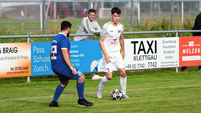 Erfolgsgarant: Mit zwei Treffern sorgte Nevio Iampietro (rechts, im Derby gegen den Erzinger Luigi Lentisco) für den ersten Saisonsieg ...