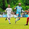 Adrian-Giorgian Dumitru (Bildmitte) war gegen die SG Triberg/Nußbach der überragende Akteur des FC Hüfingen.