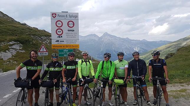 Die achtköpfige Rennradgruppe vom Freundeskreis Uphill rastet kurz auf dem Splügenpass (von links): Martin Abt, Hartwig Plath, Manni ...