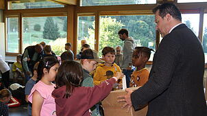 Bürgermeister Marcel Schneider sammelt die Zettel für das Gewinnspiel ein. Zuvor erfuhren die Grundschulkinder viel über den ...